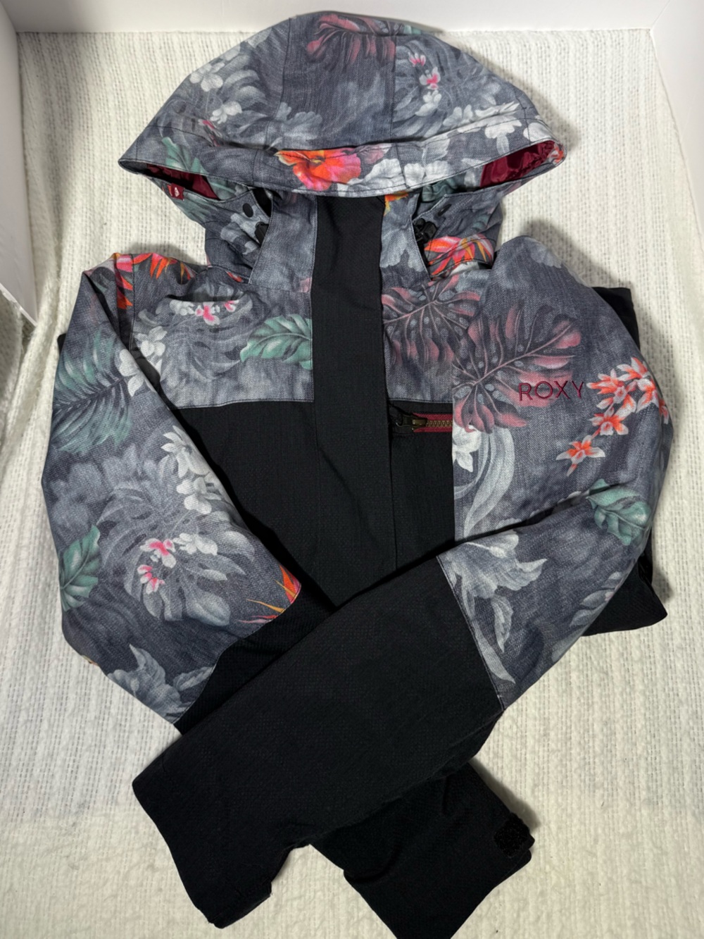 🔶 Roxy DryFlight 10K Snow Jacket, stunning floral & black color way 🌺